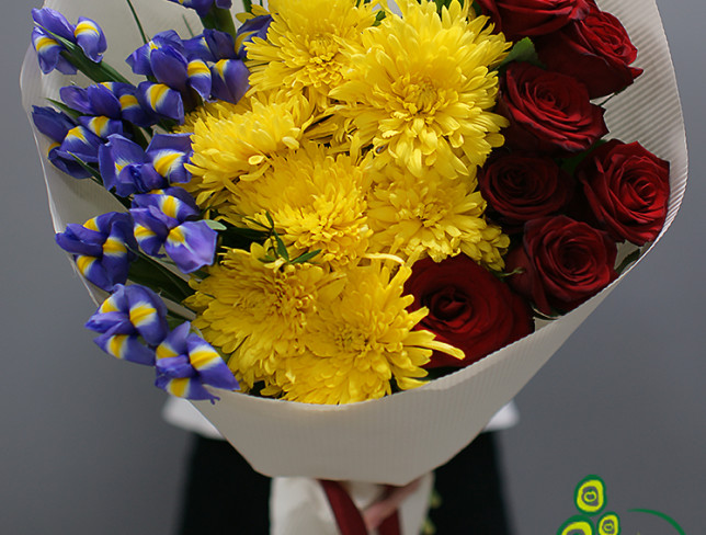 Bouquet with irises, roses, and chrysanthemums 'Tricolor photo